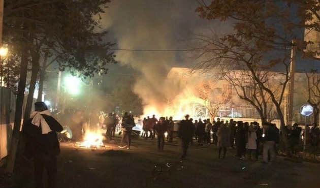 İran karıştı! Çatışmalarda 3 polis öldürüldü...