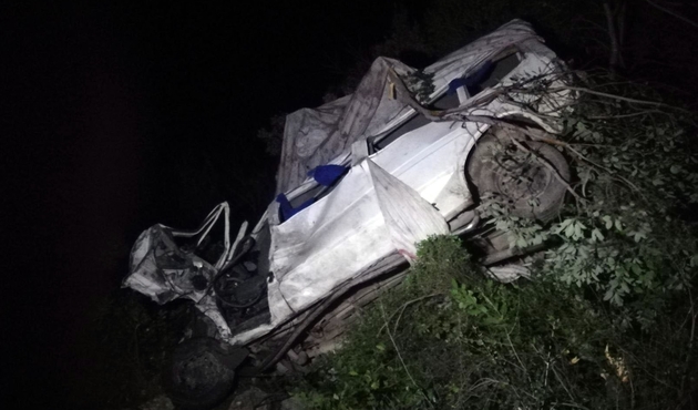 Minibüs uçuruma yuvarlandı: 3 ölü, 3 yaralı...