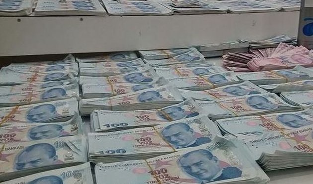 Sahte paralara saç spreyi sıkıp ATM'lere yutturdular!