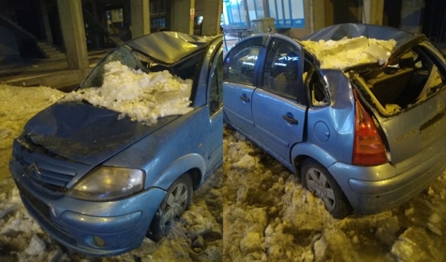 Çatıda biriken kar aracın üzerine düştü...