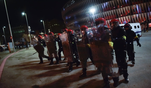 Taraftarlar arasındaki kavga sırasında bir polis hayatını kaybetti...