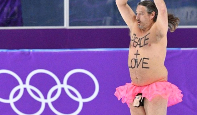 Pembe etekli adam Kış Olimpiyatları'na damga vurdu!