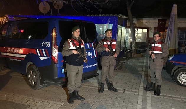 Amca çocuklarının alacak verecek kavgası kanlı bitti...