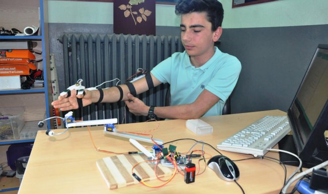 Polislerin güvenliği için robot kol geliştirdi