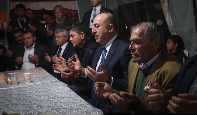 Bakan Çavuşoğlu'ndan şehit ailesine taziye ziyareti...