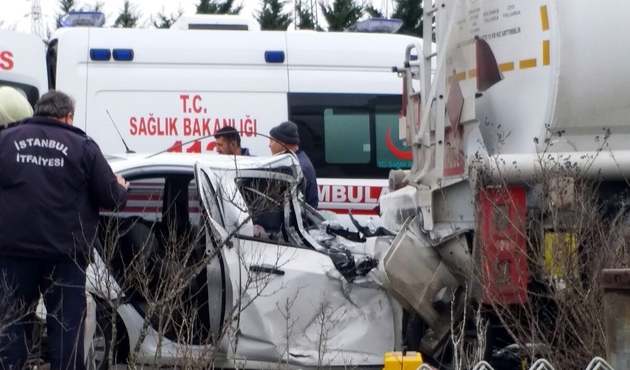 Tankere çarpan araçtaki anne öldü, bebeği ağır yaralı...