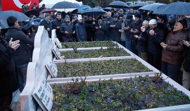 Necmettin Erbakan mezarı başında anıldı!