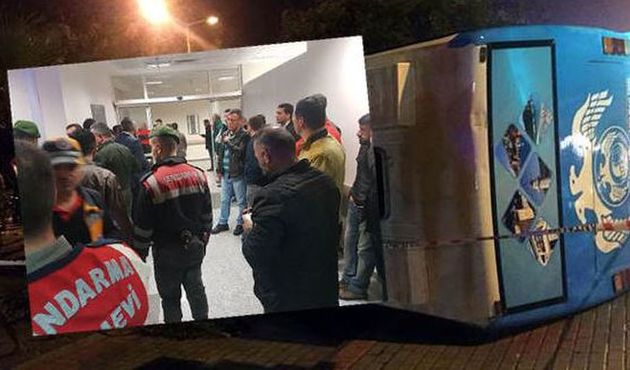 Maç dönüşü askerleri taşıyan midibüs devrildi!