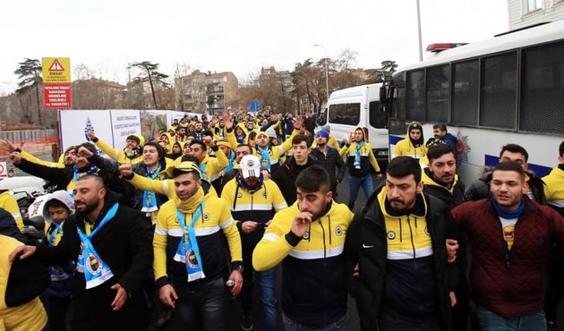 Fenerbahçe taraftarlarından çıldırtan tezahürat!
