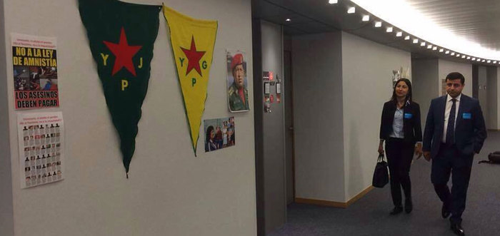 Brüksel'de skandal görüntü!  YPG ve YPJ'nin paçavraları altında poz