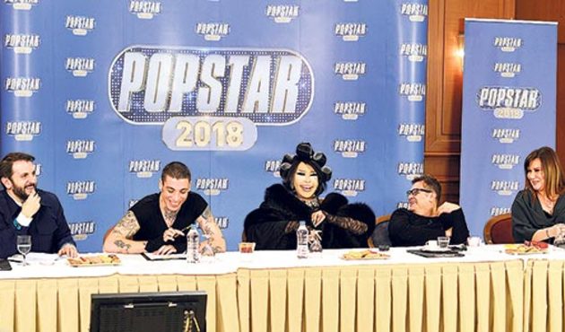 Popstar jürisi hep birlikte pasta kesti.