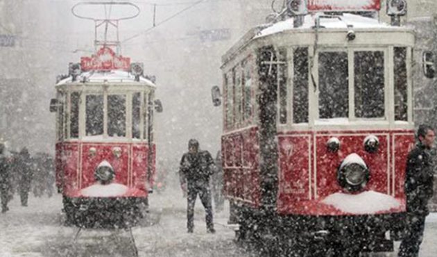 Kar yağışı İstanbul'da! Bazı ilçelerde lapa lapa yağıyor...