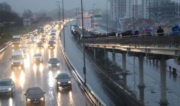 İstanbul'da sağanak yağmur trafiği felç etti...