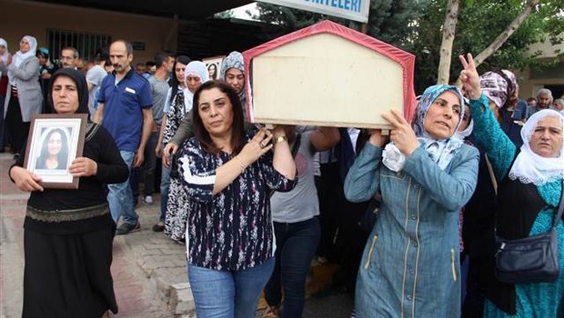 HDP'liler Vezneciler'de 12 kişinin katili olan haini böyle omuzladılar!