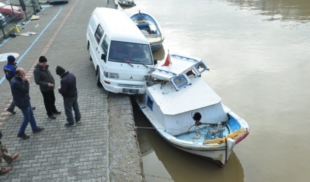 Garip kaza! Minibüs balıkçı teknesine çarptı!