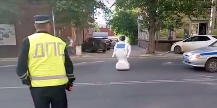 İnanılmaz! Firar eden robot kendini sokağa attı (VIDEO)