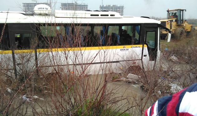 İşçi servisindeki 25 kişi çayda mahsur kaldı...