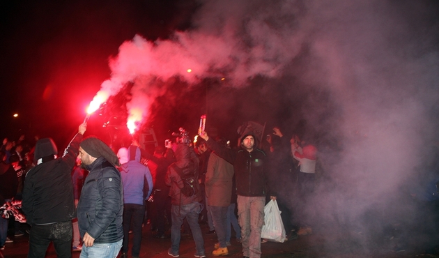 Derbiyi kazanan Beşiktaş’a meşaleli karşılama...