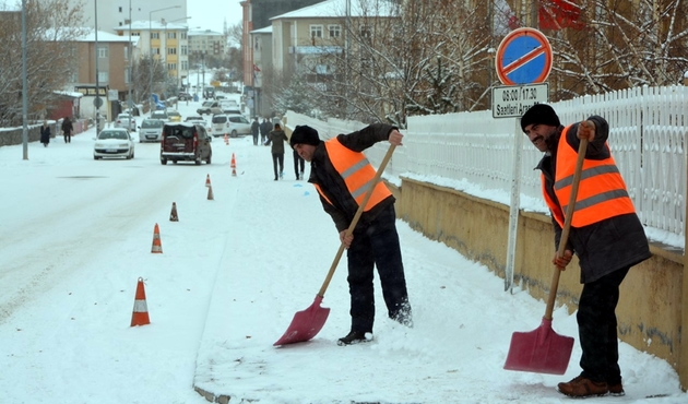 Bitlis'te eğitime kar engeli...