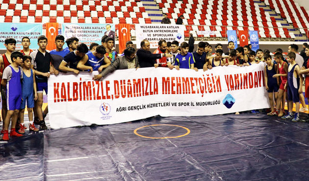 Türk ve İranlı güreşçiler Mehmetçik'e destek verdi!