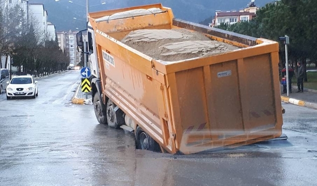 Çöken asfalt kamyonu yuttu...