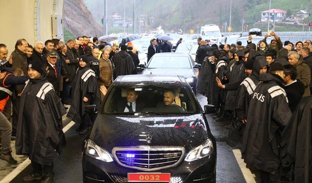 Cankurtaran Tüneli hizmete açıldı! İlk geçişi iki bakan yaptı...