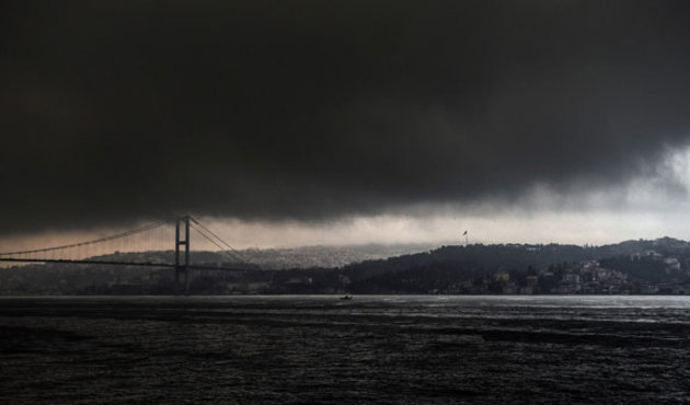 Kar beklentisindeki İstanbul'da korkutan görüntü!