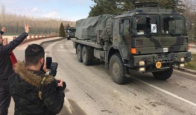 Karadeniz'de görenleri meraklandıran askeri sevkiyat!