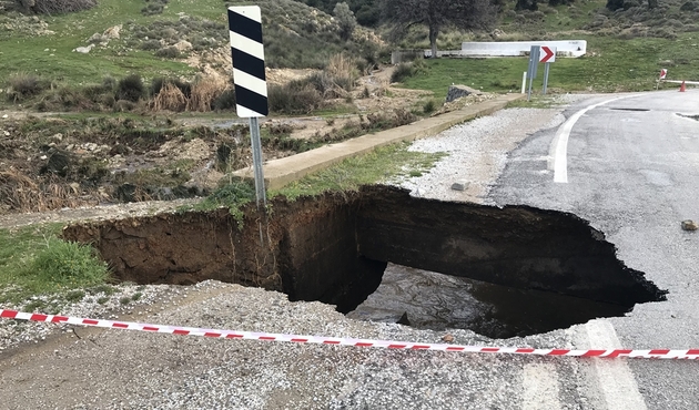 Çanakkale'de aşırı yağış nedeniyle köprü çöktü...