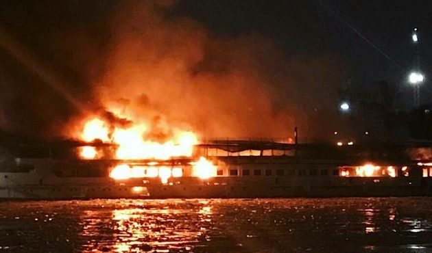 Rusya'da eğlence gemisi alev, alev yandı