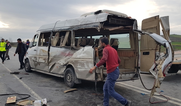 Öğrenci servisi kaza yaptı: 1 ölü, 12 yaralı...