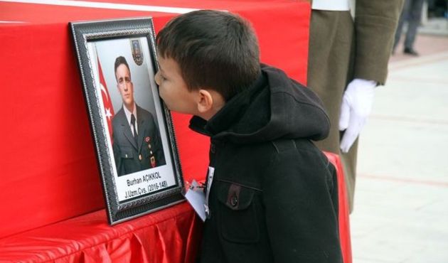 Kapıyı açan şehit babası böyle seslendi: "Gözün aydın hanım şehit anası oldun..."