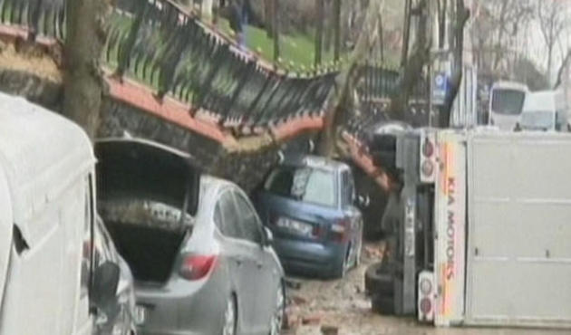 Eyüp’te park duvarı araçların üzerine devrildi!