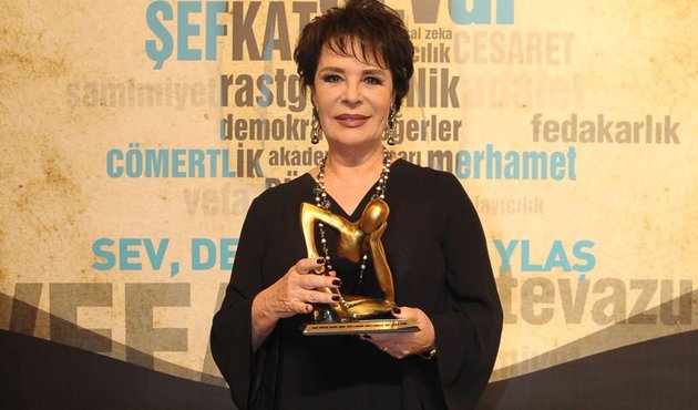 Hülya Koçyiğit'e büyük ödül!