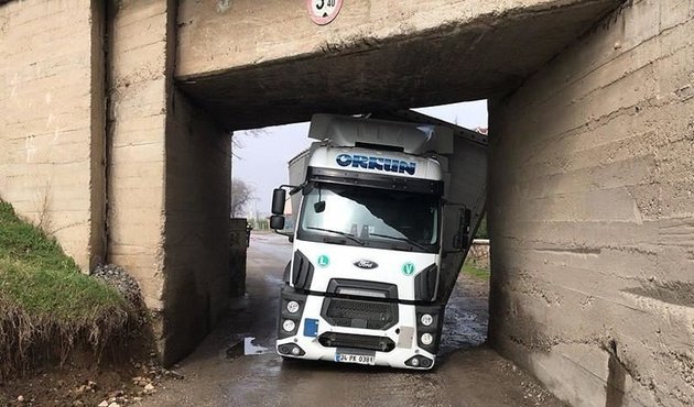 Edirne'de bir TIR köprüye sıkıştı!