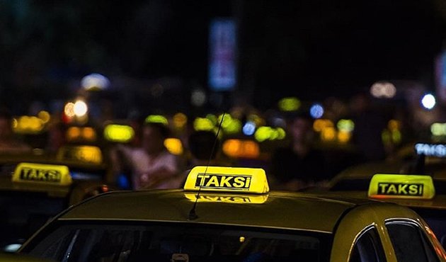 Taksiciler müşteri gibi UBER çağırıp, sürücüyü dövdü! / VİDEO