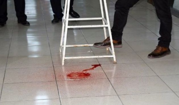 Tavandan damlayan kırmızı sıvı paniği!