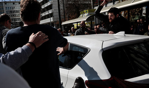 Taksicilerden Uber sürücülerine dayak!