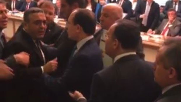 Adalet Komisyonu'nda kavga çıktı, CHP'liler Bakan'ın üzerine yürüdü