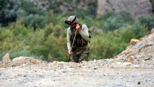 Yer Hakkari: Asker 70 kilometrelik alanı didik didik arıyor!