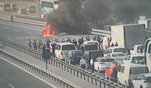 TEM'de araç yangını! Tüm şeritler trafiğe kapatıldı