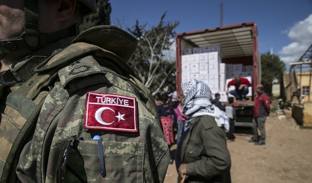Cinderes'te terörden temizlenen köye insani yardım...