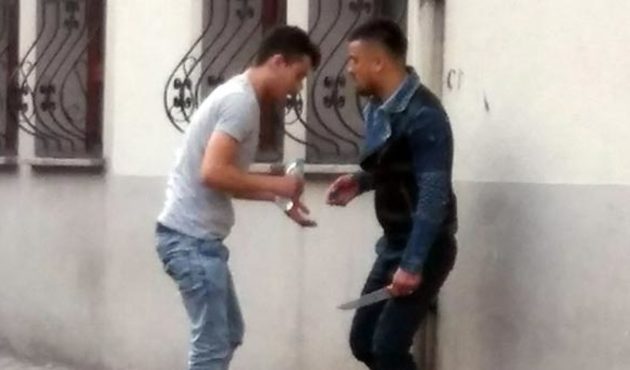 4 yıl önce polise sucuk attı! Bugün bıçakla saldırdı...