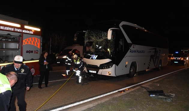 Yolcu otobüsü TIR'la çarpıştı: 1 ölü, 1 yaralı...