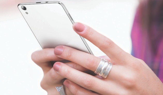 10 liralık akıllı telefon izdihama sebep oldu!