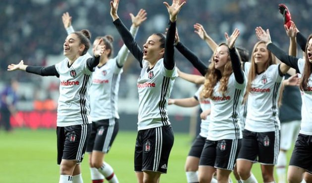 Beşiktaşlı kadın futbolculara büyük alkış!