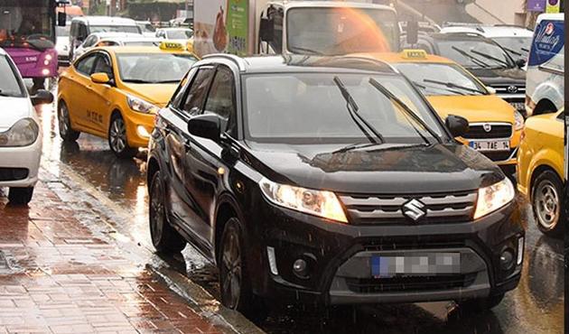 Trafikte şarjı biten oyucu, aracını yol ortasında bıraktı!
