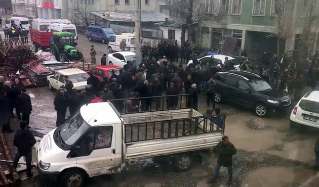 Kardeşler sokak ortasında çatıştı! Çok sayıda ölü var... / VİDEO