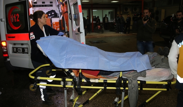 Sokakta yürürken çatışmanın ortasında kaldılar: 2 yaralı...