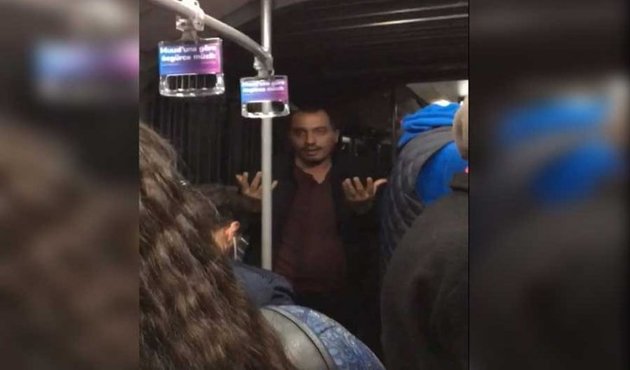 Genç sevgililer öpüştü, metrobüs karıştı! / VİDEO
